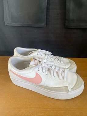Nike Women’s Low-Top Sneakers - White with Pink Swoosh